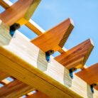 C_APA21_InstPho_Pho_Instld_OutdoorAccentsMission-90Angle-Pergola_C0